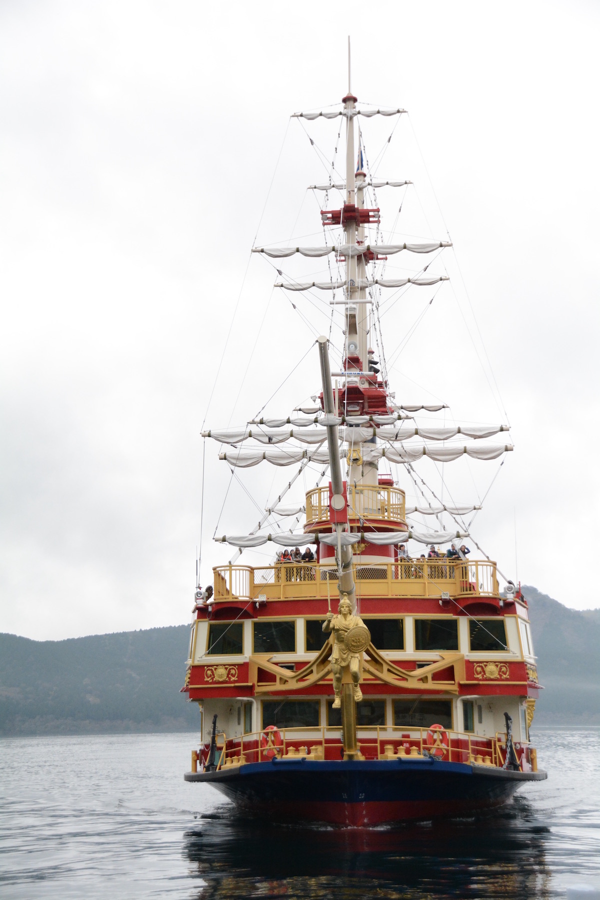 japan-ferry-to-hakone