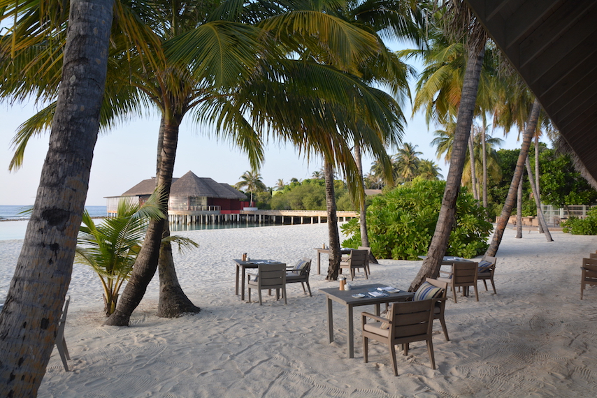 Maldives Finolhu breakfast on beach