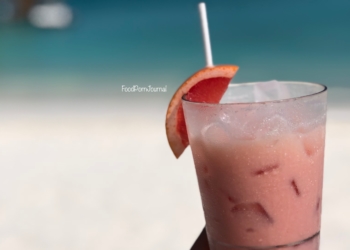 Maldives Finolhu mocktail on beach