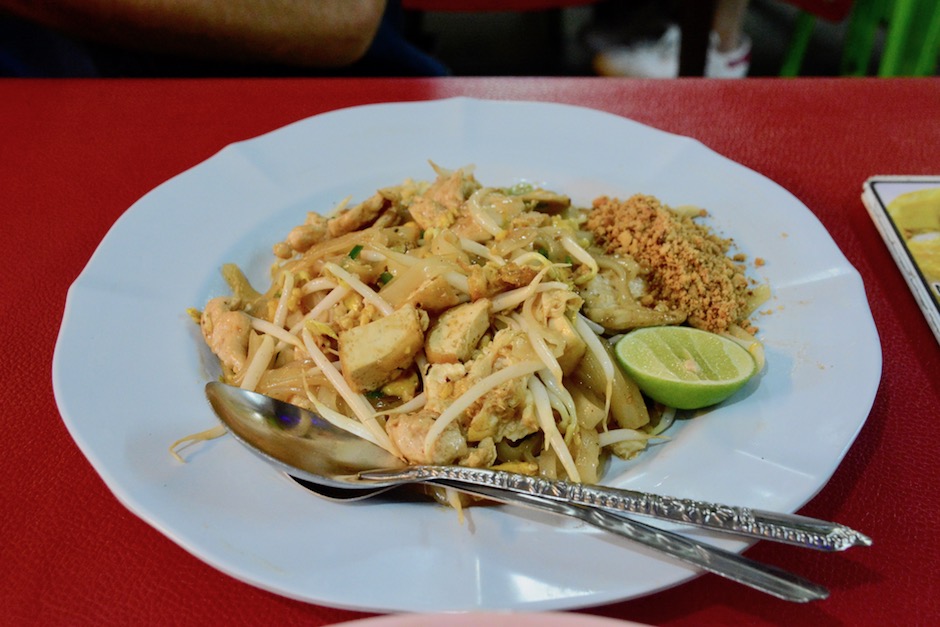 Maeklong Railway Market Bangkok pad thai