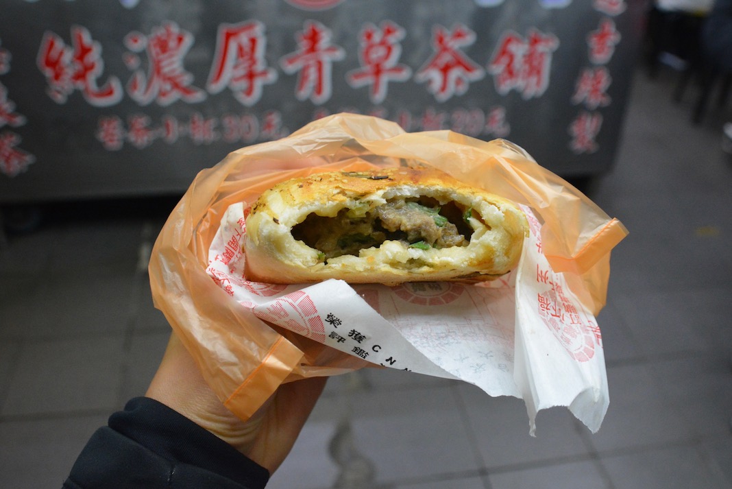 Shilin Night Market Taipei pepper beef bun inside