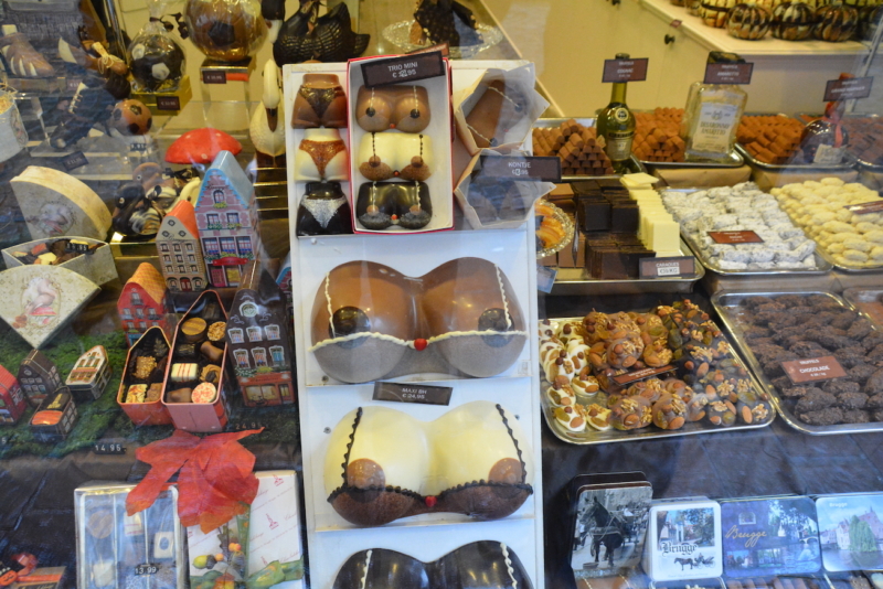 Chocoladehuisje Bruges chocolate window display