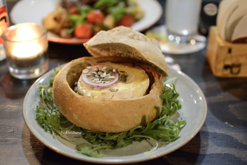 De Republiek Bruges camembert bread bowl