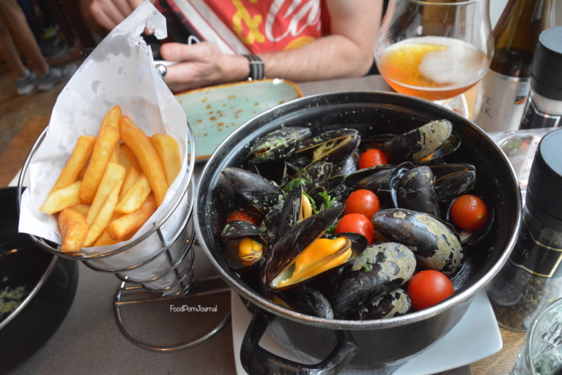 Poules Moules Bruges mussels